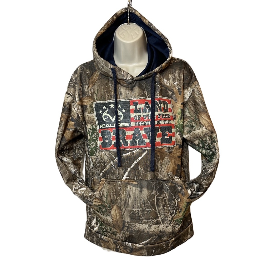 Realtree Camo “Land of the Free” Hoodie – Bold Patriotic Flag Graphic Cozy Gift
